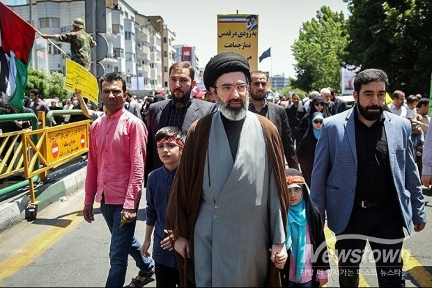 이란의 최고지도자 새로 선출된 모즈타바 하메네이(Mojtaba Khamenei, 가운데) / 사진=위키피디아 