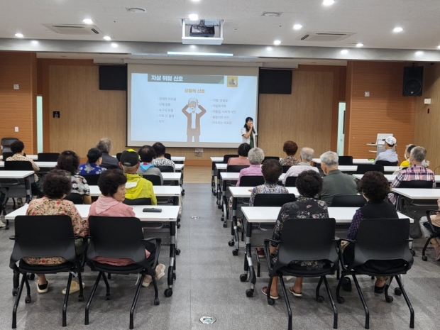 경남고성군은 3월 10일 종합사회복지관 분관 2층에서 실버주택 입주민 대상 ‘생명 이어달리기’ 자살예방교육을 진행했다/고성군