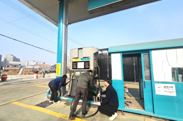 주유소 점검 모습/사진 김해시제공