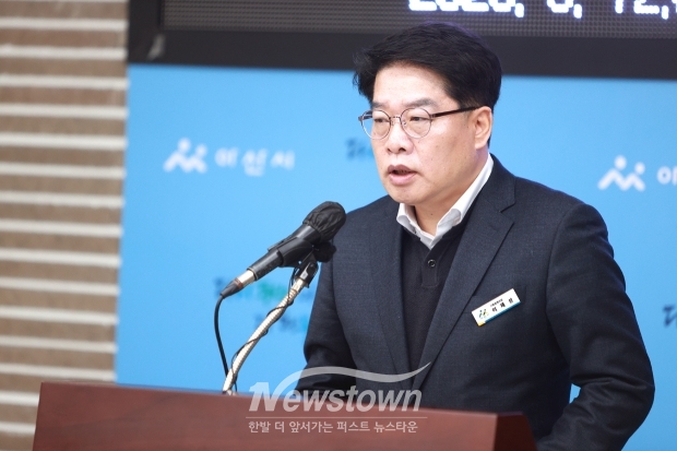 이재성 기획경제국장이 3월 12일 아산시청 브리핑룸에서 2026년 시정 운영 방향을 설명하는 브리핑을 열고, 기획경제국 핵심 정책과 4대 중점 추진 방향을 제시했다. (사진 / 뉴스타운)