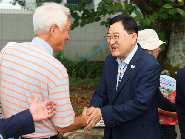 주낙영 경주시장이 지역 경로당을 방문해 어르신과 인사를 나누고 있다