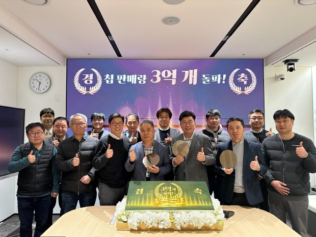 쓰리에이로직스 박광범 대표(우측에서 세번째), 이평한 대표(우측에서 네번째) 등 임직원들이 NFC 칩 누적 판매량 3억개 달성을 기념해 기념사진을 촬영하고 있다