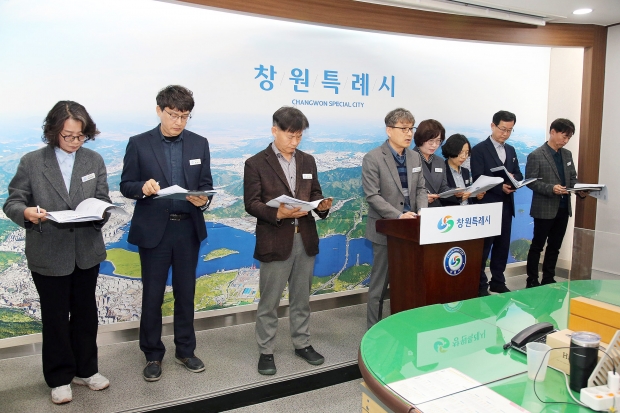 창원특례시가 상수도 정례브리핑을 통해 수돗물의 위생과 안전성을 강화을 위해 관내 모든 정수장의 국제 식품안전경영시스템(ISO 22000) 인증 갱신 절차에 착수했다/창원특례시