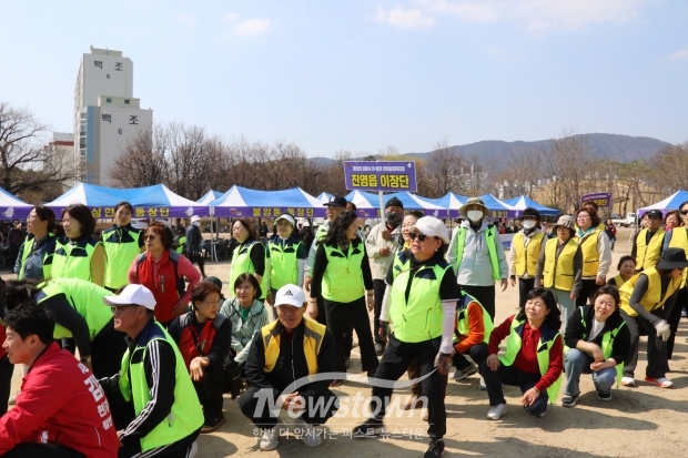 수릉원에서 열린 ‘제10회 김해시 이·통장 한마음 체육대회’에서 참가자들이 체육활동과 노래자랑을 함께 즐기며 화합의 시간을 보내고 있다./사진 김국진기자