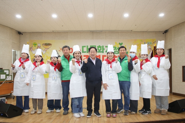 주광덕 남양주시장과 참가자들이 기념촬영을 하고 있다.