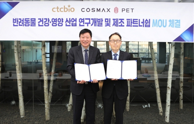 씨티씨바이오는 경기도 성남시 코스맥스 사옥에서 코스맥스펫과 전략적 제조 파트너십 체결식을 진행했다. (좌측부터) 진호정 코스맥스펫 대표, 이상준 씨티씨바이오 부사장