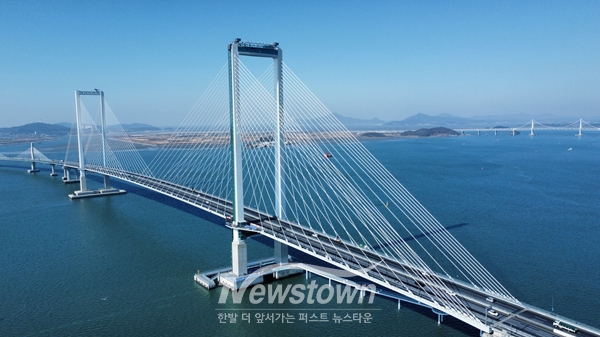 청라하늘대교 전경. 오는 4월 6일부터 인천시민은 청라하늘대교를 무료로 이용할 수 있다. 3월 30일부터 통행료 감면시스템(intoll.incheon.go.kr)에 하이패스카드와 차량번호를 사전 등록해야 혜택을 받을 수 있다. / 인천경제청
