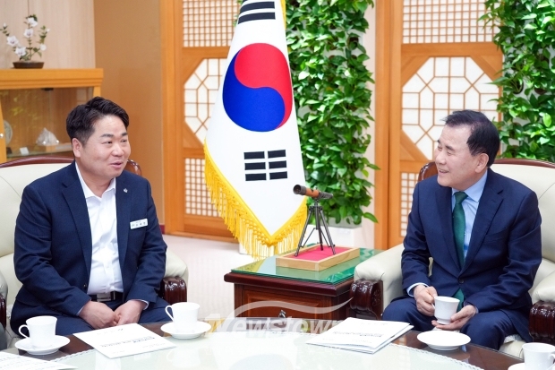 오세현 아산시장이 지난 3월 24일 충청남도교육청 교육감실을 방문해 김지철 교육감을 만나 음봉고의 조속한 설립 추진을 위한 면담을 진행했다.(사진 / 좌측부터 오세현 아산시장, 김지철 충청남도 교육감 / 아산시 제공)