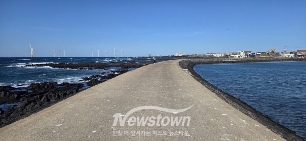 제주도 톤대섬 방파제 산책로 풍경사진