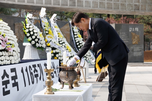 김병전 부천시의장이 안중근 의사 추모비에 분양하고 있다.