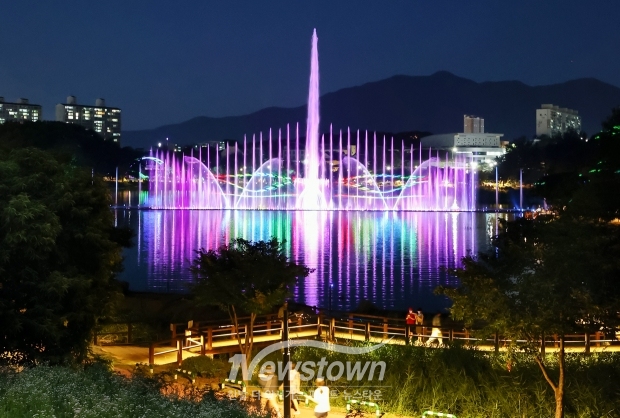 호암지 음악분수(사진 / 충주시 제공)