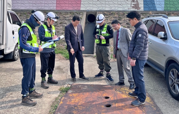 경주시 관계자와 민간 전문가들이 형산강 일원에서 하천 시설물에 대한 안전점검을 실시하고 있다