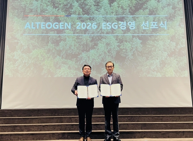 경영선포식(좌 이병규 경영지원본부장, 우 박순재 당시 대표이사)