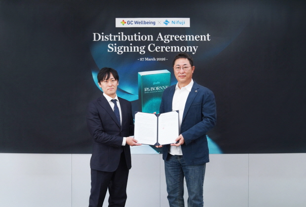 MOU 체결 후 세리머니 촬영 중인 케이타 고도(Keita Goto) 니후지 대표(좌), 김상현 GC녹십자웰빙 대표