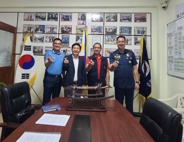 왼쪽 두번째, 최종필 중부 루손 한인회장과 필리핀 내무지방정부 산하 국가긴급서시스 집행부와 한인회 관계자와 기념촬영을 하고 있다.