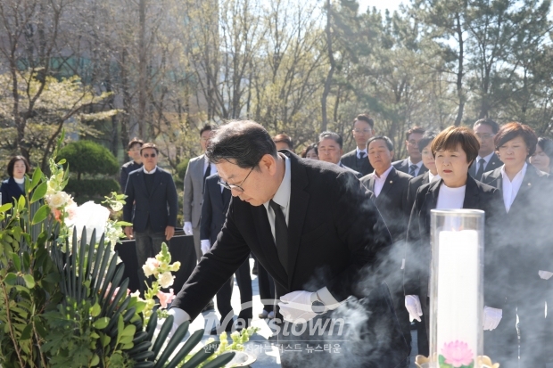 홍태용 김해시장 예비후보 현충원 참배/사진 김국진기자