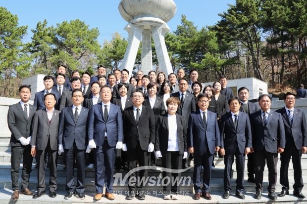 국민의힘 홍태용 김해시장 예비후보와 김해 시,도 의원 예비후보 현충원 합동 참배/사진 김국진기자