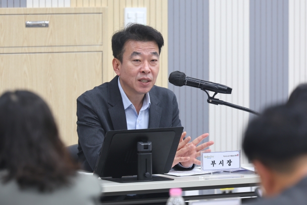 최혁준 경주시장 권한대행이 8일 시청 대회의실에서 열린 ‘4월 읍면동장 회의’를 주재하며 발언하고 있다.