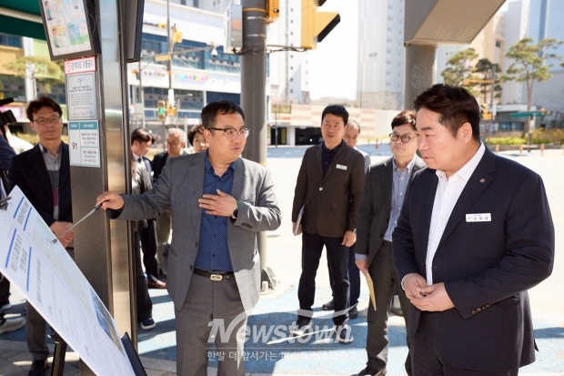 오세현 아산시장이 지난 4월 8일 아산시 배방읍 세교리에 위치한 이순신초·고등학교 일원을 찾아 교통 개선 및 안전 편의시설 설치 현황을 살폈다.(사진 / 아산시 제공)