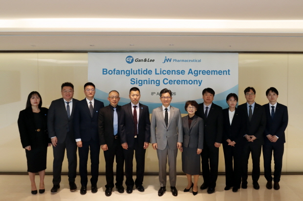 JW중외제약이 지난 8일 중국 간앤리 파마슈티컬스(Gan & Lee Pharmaceuticals)와 GLP-1 수용체 작용제 신약후보물질 ‘보팡글루타이드(bofanglutide, 개발코드: GZR-18)’에 대한 국내 독점 라이선스-인 계약을 체결했다. (오른쪽 여섯째부터) 이경하 JW 회장과 웨이천(Wei Chen) 간앤리 파마슈티컬스 회장, 양사 임직원들이 기념촬영을 하고 있다.