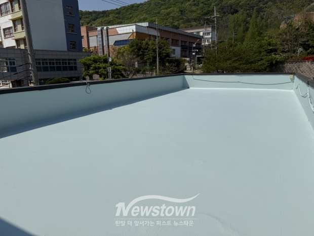 지난해 어린이집 옥상에 쿨루프 시공을 완료한 모습 / 계양구