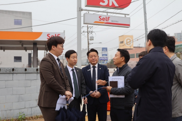 한중로 점검하는 모경종 국회의원과 서구의원들(왼쪽부터 모경종 국회의원, 이영철·김남원 서구의원, 서구 도로과장)