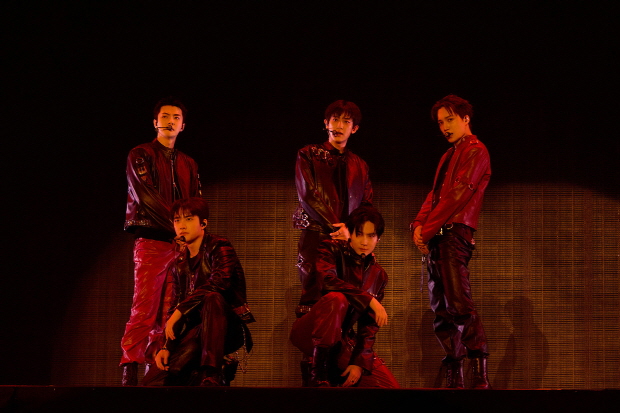 엑소 여섯 번째 단독 콘서트 투어 'EXhOrizon' 서울 공연 이미지