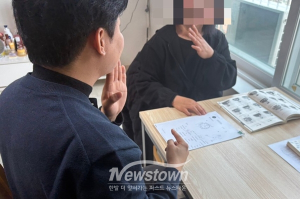 (사진 왼쪽)이서후 인천수어통역센터 수어통역사가 A씨와 수어로 대화하고 있다. / 인천시