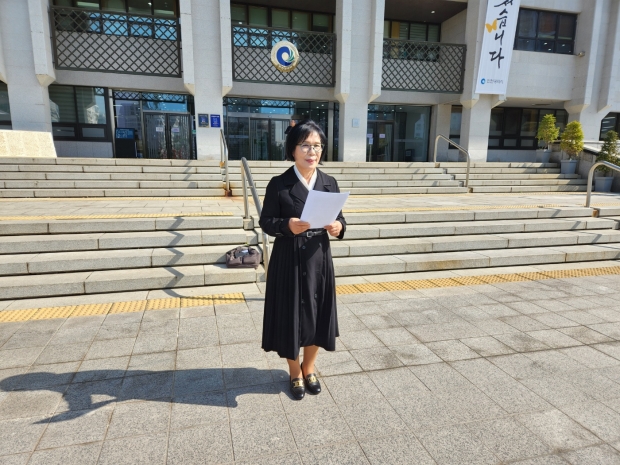 한희숙 인천시의원 예비후보가 인천시당 공천위 관계자와 K후보가 부적절한 술자리를 가졌다는 의혹을 제기하며 기자회견을 하고 있다.