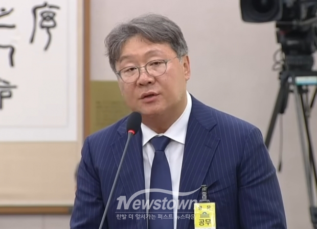 방용철 쌍방울그룹 전 부회장이 14일 불법 대북송금 사건 관련 국회 국정조사 청문회에서 증언하는 모습. 그는 김성태 쌍방울 회장과 함께 2019년 7월 필리핀 한 호텔에서 만난 북한 공작원 리호남에게 당시 경기도지사였던 이재명 대통령의 방북 대가로 70만 달러를 건넸다고 진술했다/채널A 화면 캡처