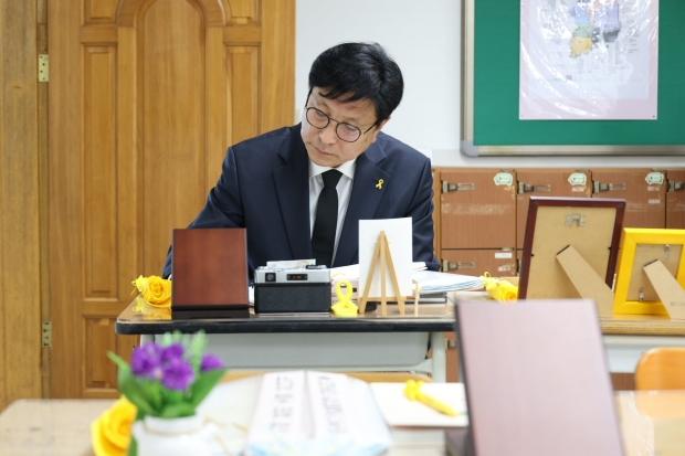 도성훈 인천시교육감이 기억의 교실을 방문해