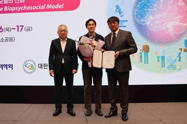 사진 설명: 왼쪽부터 윤도준 동화약품 회장, 정정엽 원장, 최준호 대한신경정신의학회 이사장