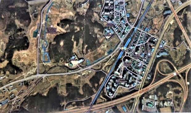 대야미역 일대 항공 사진(기존 주거지와 도로망을 중심으로 형성된 생활권 주변에 공공주택지구 개발이 예정되면서 향후 인구 유입과 교통 수요 증가가 예상되는 지역이다. 현재 구조상 역 접근 동선과 교통 처리 여건은 한정적이어서, 대야미역 확장과 현대화 필요성이 커지고 있는 모습이다.) /군포시<br>