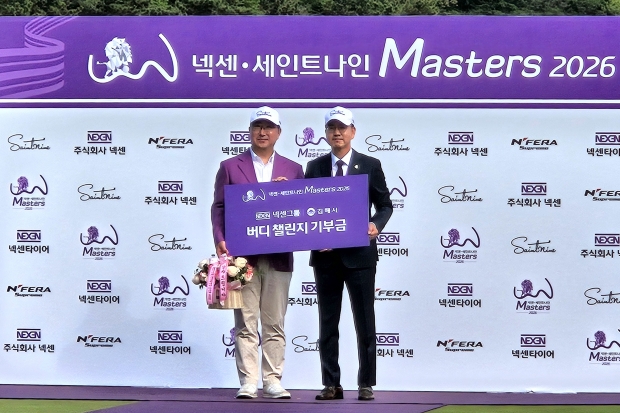 왼쪽부터 ㈜넥센 문성희 대표이사, 김재한 김해시 교육체육국장/사진 김해시제공