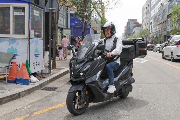 김진태 도지사후보 라이더배달 모습/사진 김진태후보 캠프제공