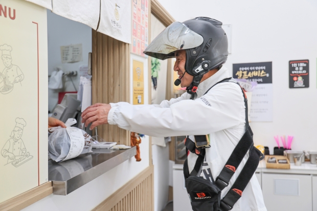 김진태 후보 라이더배달 모습/사진 김진태후보 캠프제공