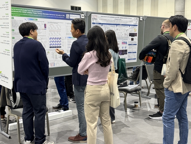 AACR에서 메드팩토 강동우 연구본부장이 포스터를 설명하고 있다