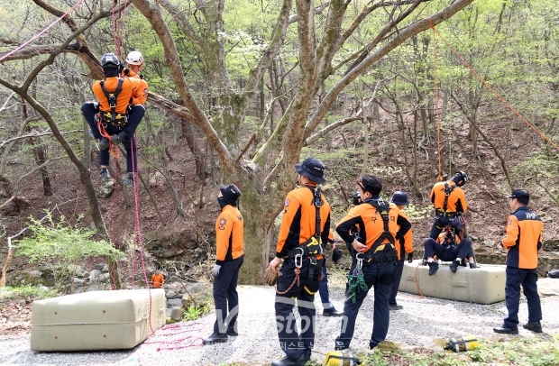 계룡산국립공원 유관기관 합동 산악구조 특별훈련(사진 / 공주소방서 제공)