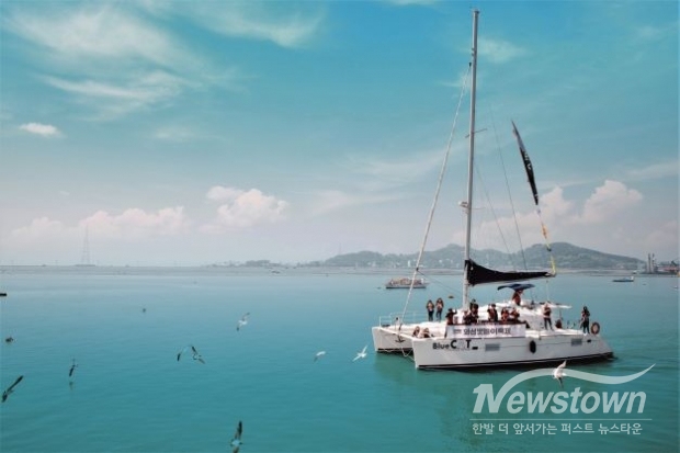 화성시 대표 해양축제인 ‘제16회 화성뱃놀이축제’가 오는 5월 전곡항 일원에서 열린다. 4월 23일 오후 2시 티켓링크를 통해 1차 티켓 예매가 시작되며, 요트 승선 체험과 ‘천해유람단’, ‘전곡항의 질주’, 플라이보드 쇼 관람 프로그램 ‘풍류단의 항해’ 등 다양한 해양레저 콘텐츠가 공개된다. /화성시문화관광재단<br>