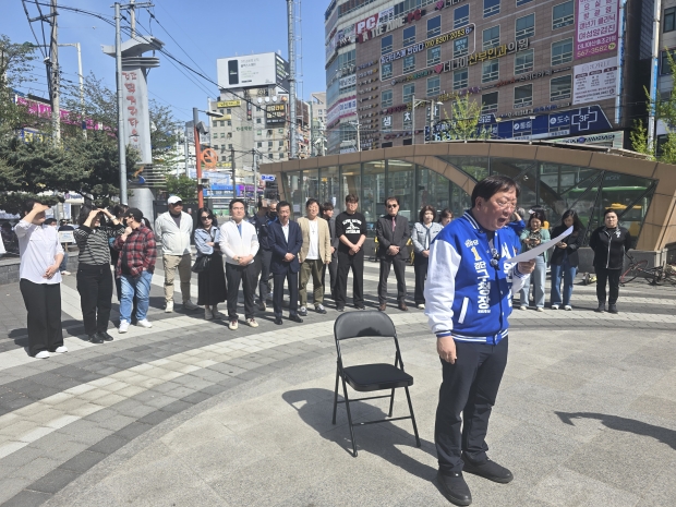 서원선 검단구청장 전 예비후보가 삭발식에 앞서 지자자들을 향해 소신을 밝히고 있다.