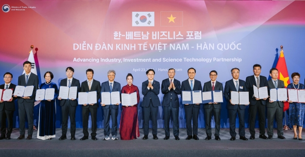 현지시각 23일 ‘한-베트남 비즈니스 포럼’에서 김정관 산업통상부 장관(오른쪽 8번째)과 베트남 응오 반 뚜안 재무부 장관(오른쪽 7번째)이 참석한 가운데 대한전선 송종민 부회장(오른쪽 4번째)이 베트남 EPC 및 건설 인프라 기업인 뉴테콘와 전력케이블 공급 및 인프라 사업 협력을 위한 업무협약을 체결했다.