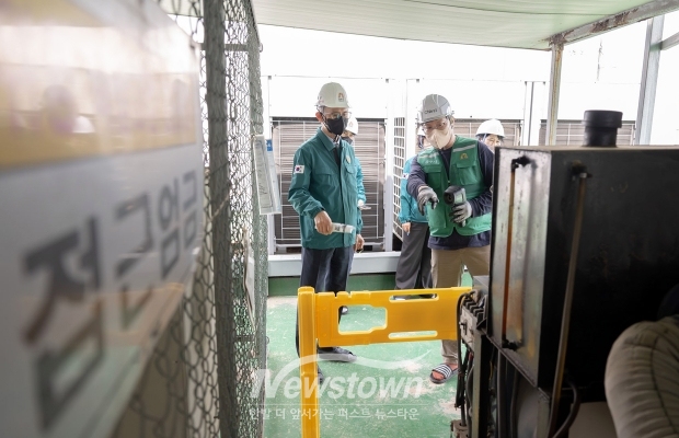 송무경 공주시장 권한대행이 지난 4월 23일 집중안전점검 대상 시설인 쌍신동 소재 공주에덴요양병원을 방문해 유관기관과 함께 안전점검을 진행했다.