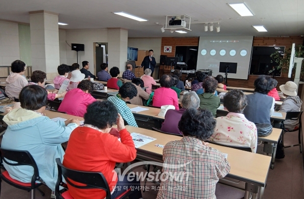 우강노인대학 피싱범죄 예방 교육(사진 / 당진경찰서 제공)