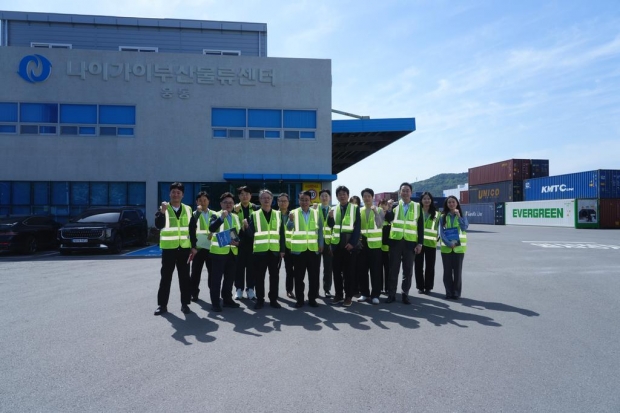 24일 나이가이부산물류센터 웅동지점 견학 참석자들이 기념 촬영을 하고 있다.