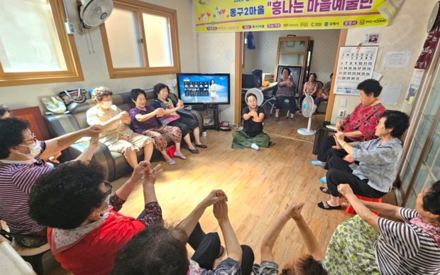 ​진영읍 신용마을 회의 모습/사진 김해시제공​