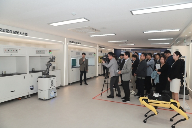클로봇이 경북 물류·이송 AI+로봇 플래그십 거점’ 사업에 구축한 관제시스템 및 디지털트윈 시스템]