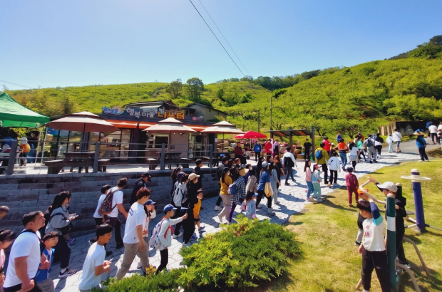 ​금병산 가족 등반대회/사진 김해시제공​
