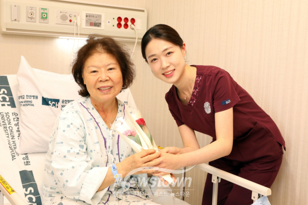 어버이날 맞아 70세 이상 입원환자 카네이션 전달(사진 / 순천향대천안병원 제공)
