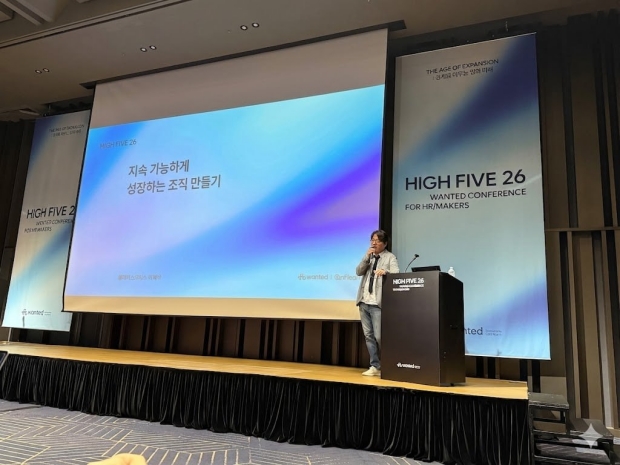 [사진=폴라리스그룹 제공] 12일 서울 삼성동 코엑스 ‘원티드 하이파이브 2026’에서 이해석 폴라리스그룹 CAIO가 발표하고 있다
