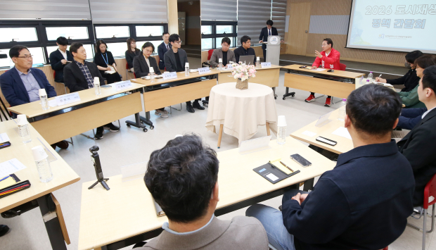 유정복 인천시장 후보가 13일 인천 도시재생지원센터에서 열린 ‘2026 도시재생 정책 간담회’에서 현안 및 정책 방향에 대해 의견을 나누고 있다.